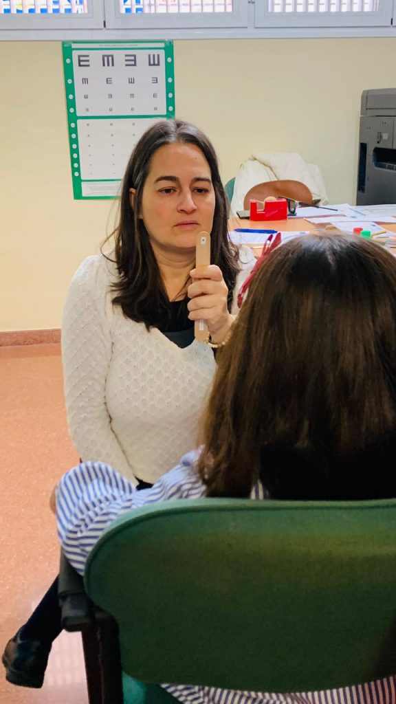 L'Eva realitzant una de les proves del screening visual a una alumna de l'Escola "El Carme" de Tarragona.
