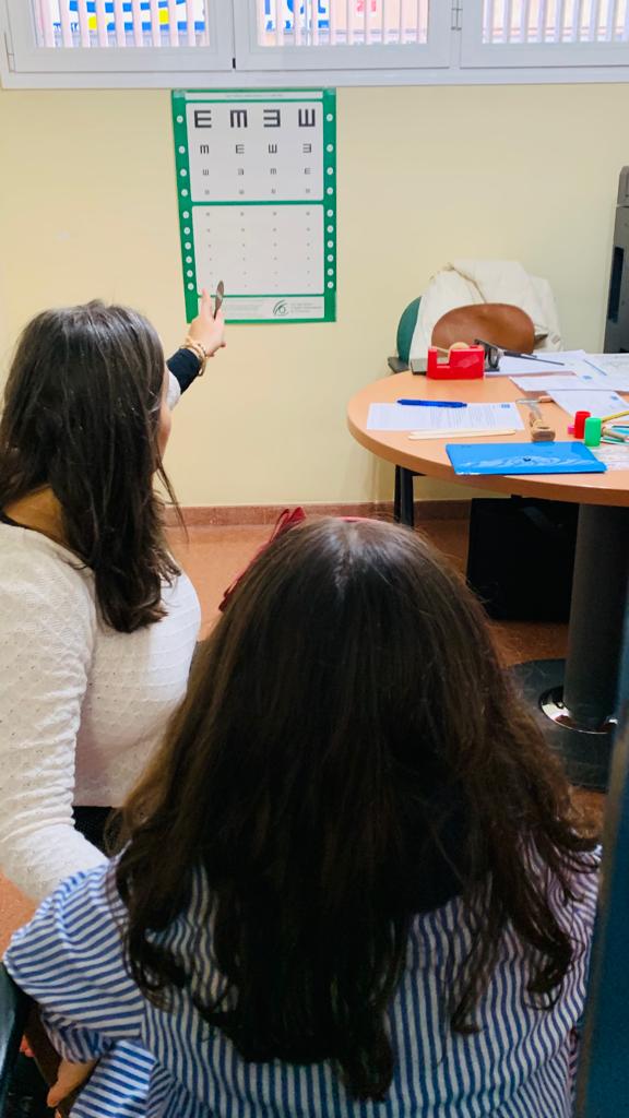 L'Eva realitzant una de les proves del screening visual a una alumna de l'Escola "El Carme" de Tarragona.