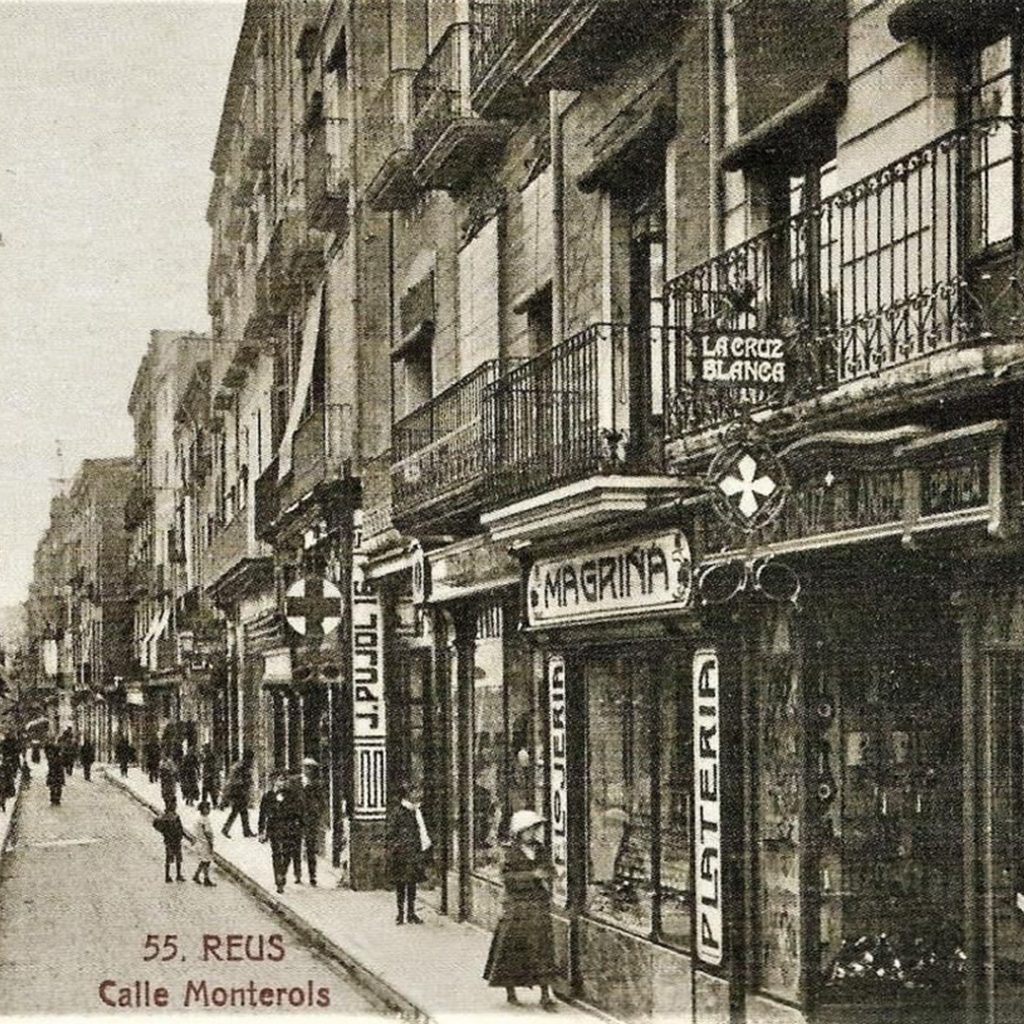 Postal del carrer Monterols, del 1918, editada per La Fleca entre 1919 1923, autor Lucien Roisin. Podem veure el rètol de La Creu Blanca que es va col·locar. Publicada a Postals de Reus 1895 – 1939.